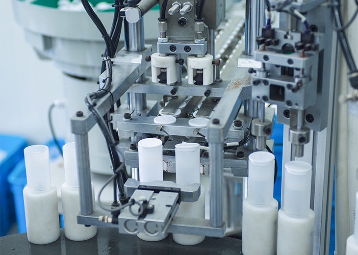 How does the airless bottle automatic assembly machine handle any potential jams or disruptions in the assembly process?